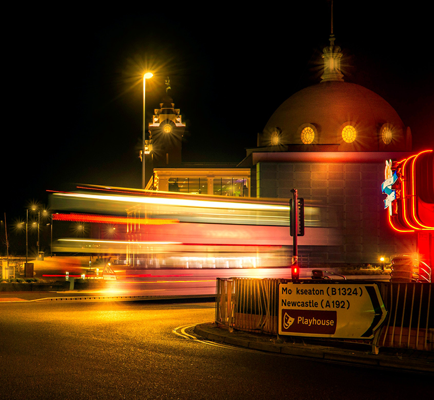 爱上海：The beautiful Shanghai, with its blooming seas of flowers, is enchanting and picturesque.
